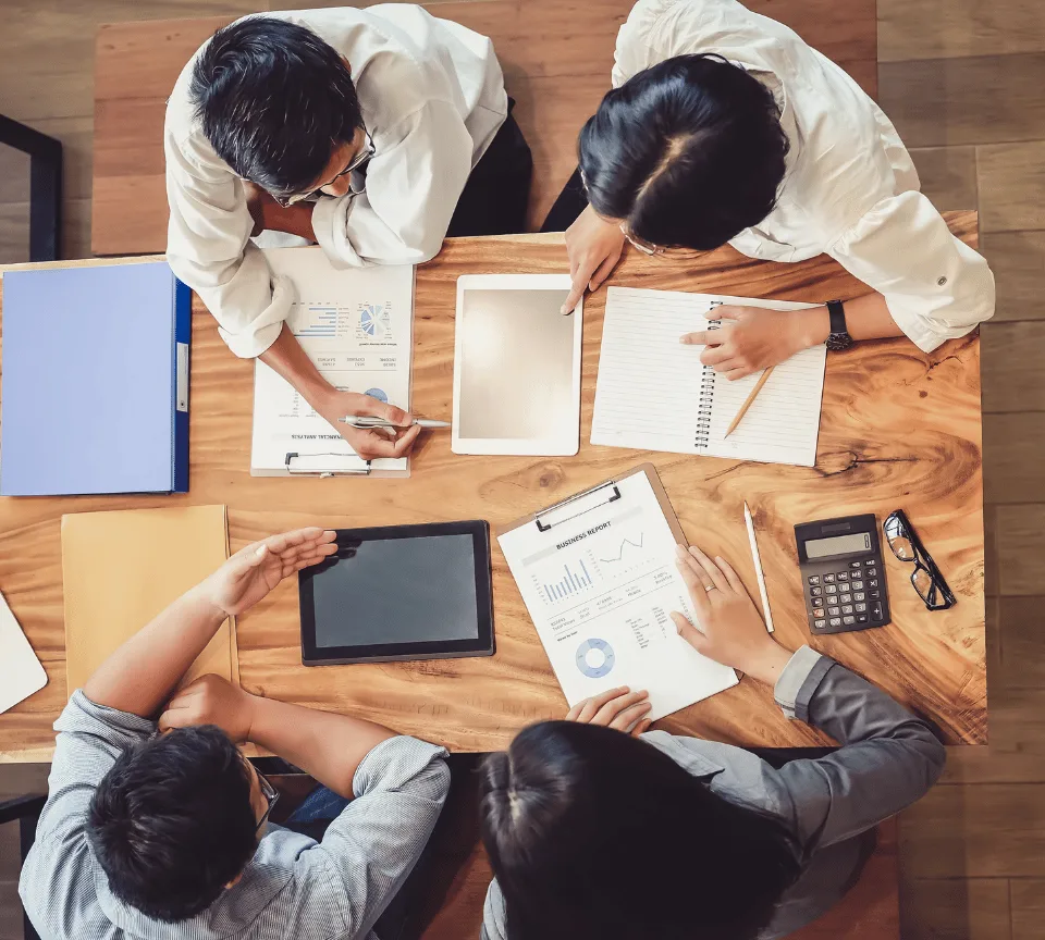 Profissional de contabilidade utilizando a plataforma InforGrafic para automação de marketing contábil e relacionamento com o cliente.